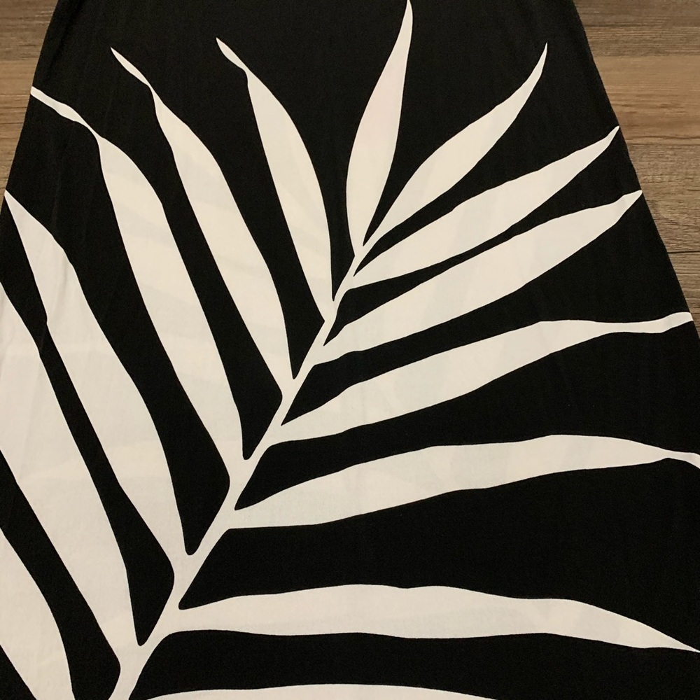 London Times Black & White Leaf Print Halter Dress - Picture 8 of 12